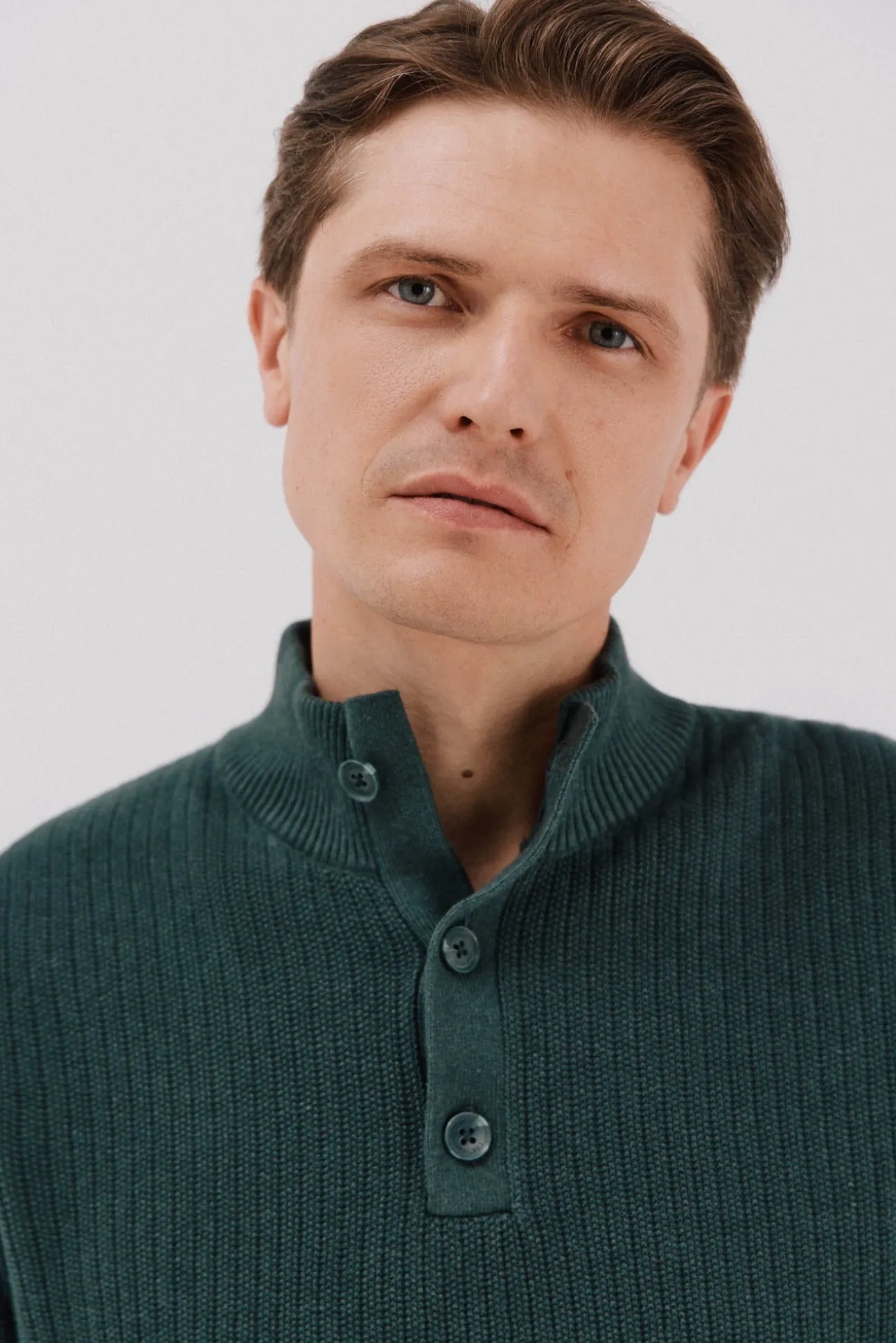 Jersey algodón estructura cuello alto con botones