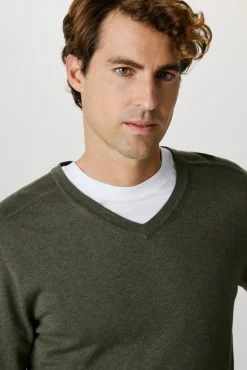 Jersey de cuello V confeccionado con algodón orgánico. Regular Fit.