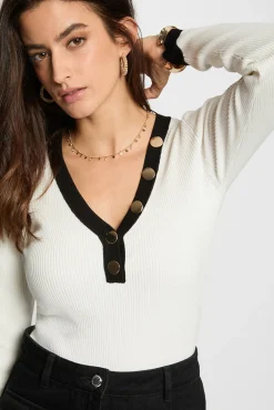 Jersey entallado con cuello en V