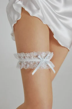 Liga bordada con lazada en blanco