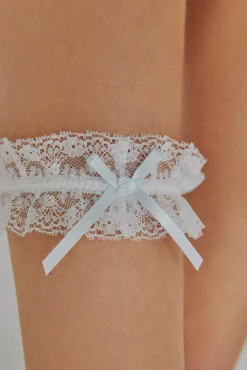 Liga bordada con lazada en blanco