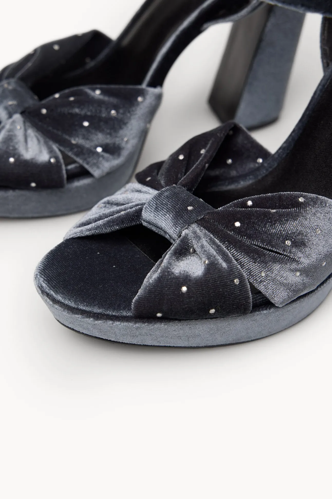 Maia. Sandalia tacón terciopelo