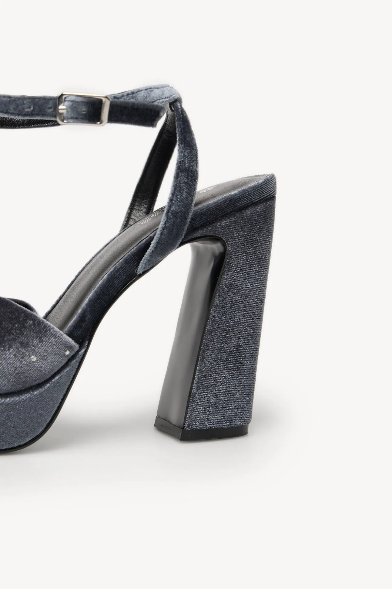 Maia. Sandalia tacón terciopelo