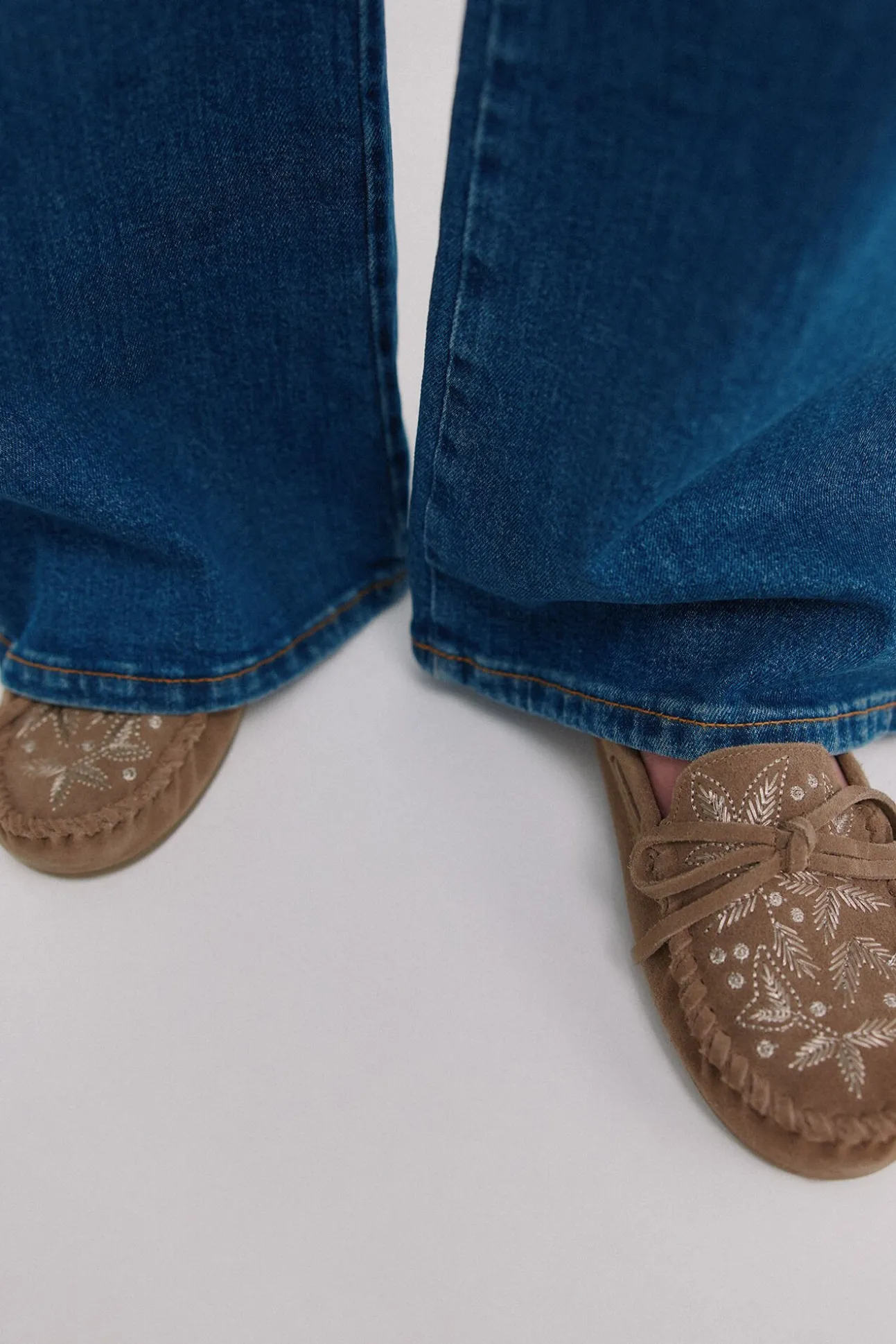 Marcela. Mocasines bordados de serraje