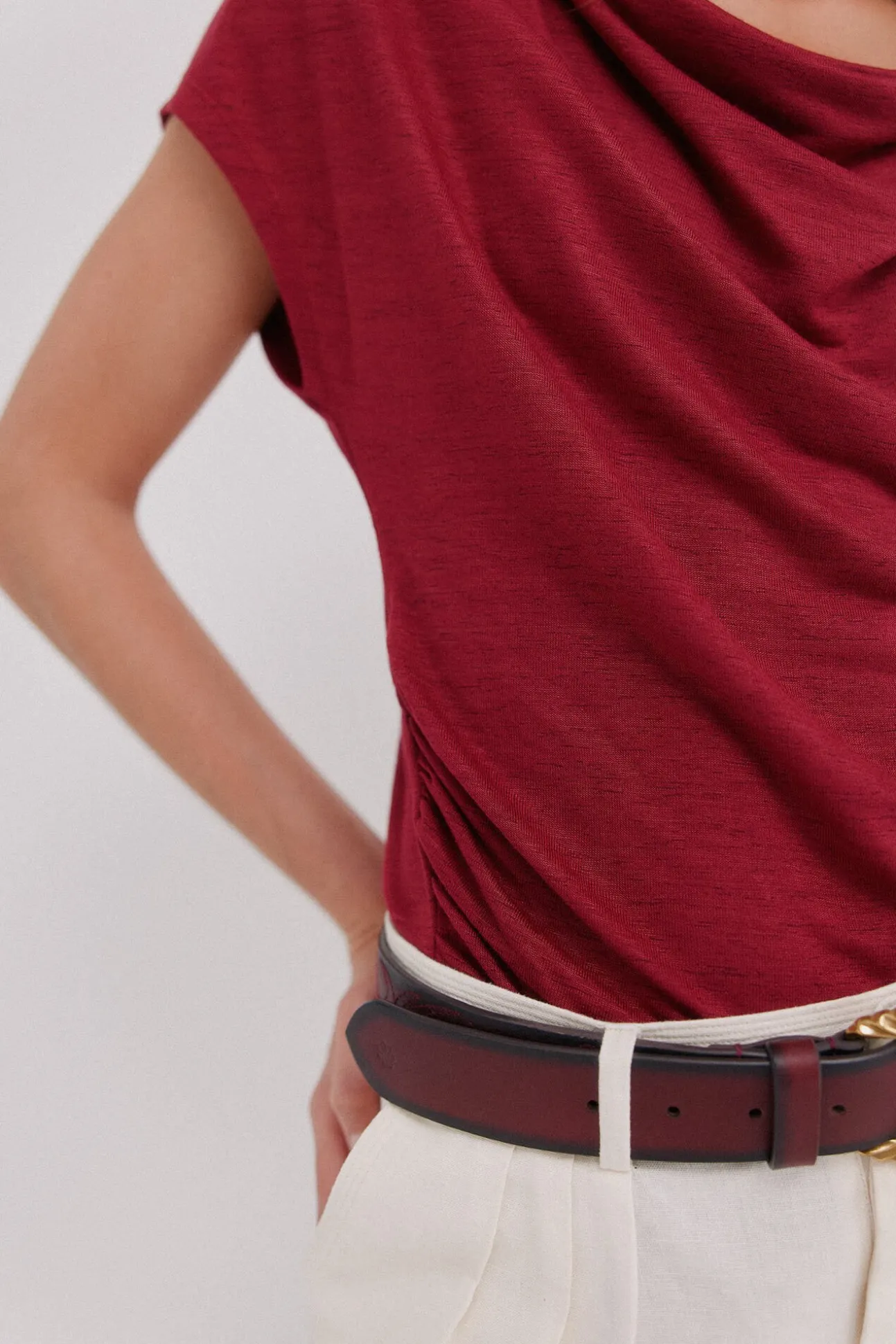 Mia. Camiseta drapeada