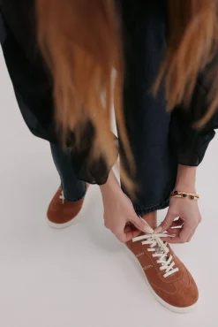 Mireia. Zapatilla de serraje