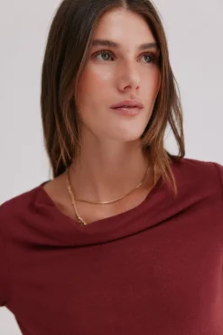 Mirta. Camiseta con escote drapeado