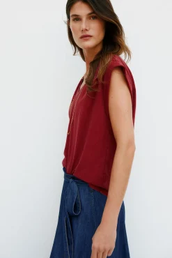 Mónica. Camiseta con pliegues