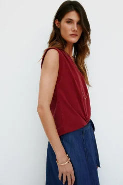 Mónica. Camiseta con pliegues