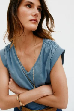 Mónica. Camiseta con pliegues