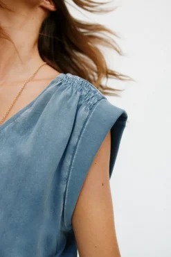 Mónica. Camiseta con pliegues