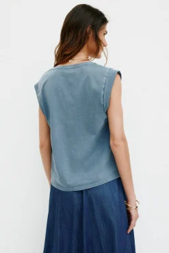 Mónica. Camiseta con pliegues