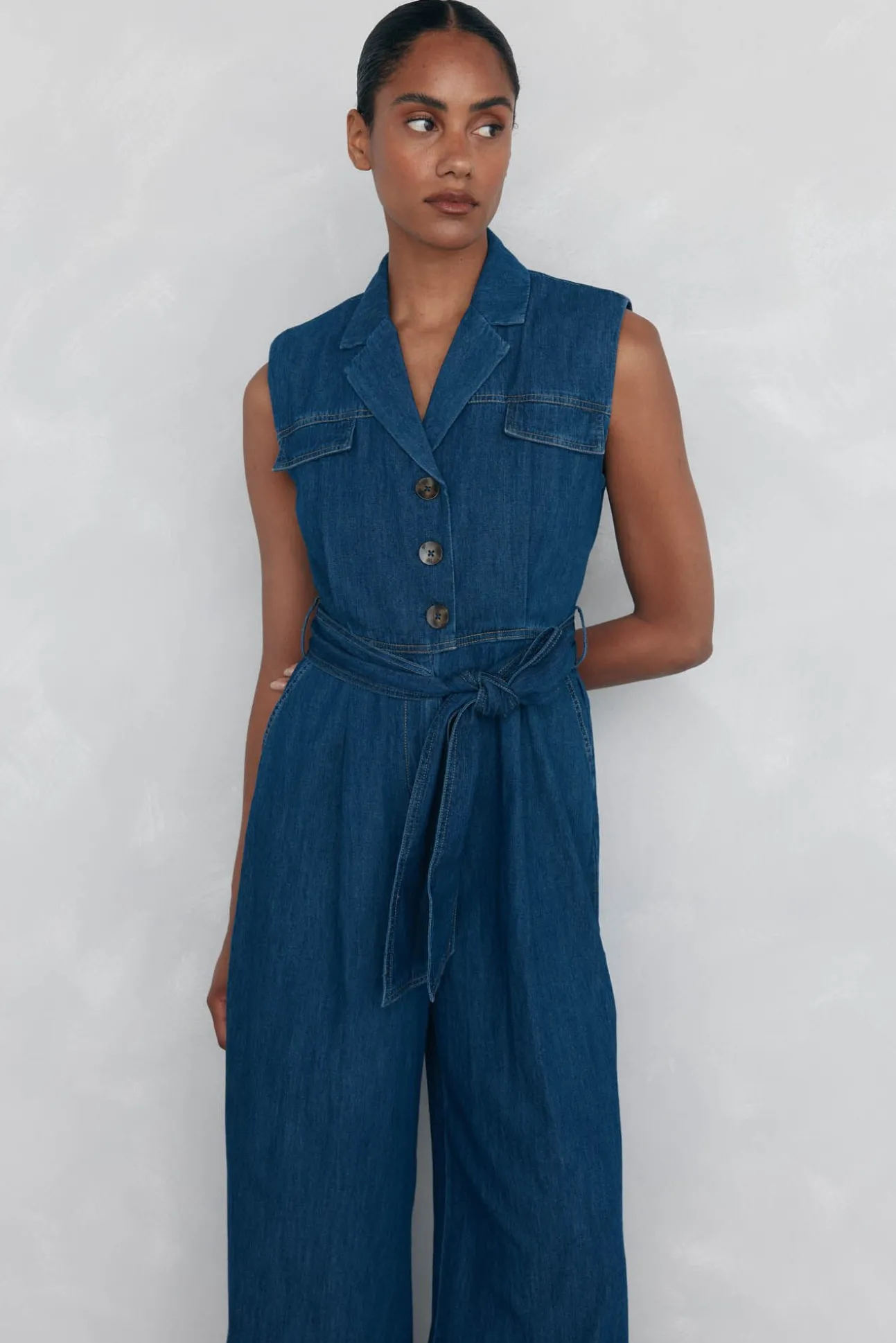 Mono pata recta detalle bolsillos