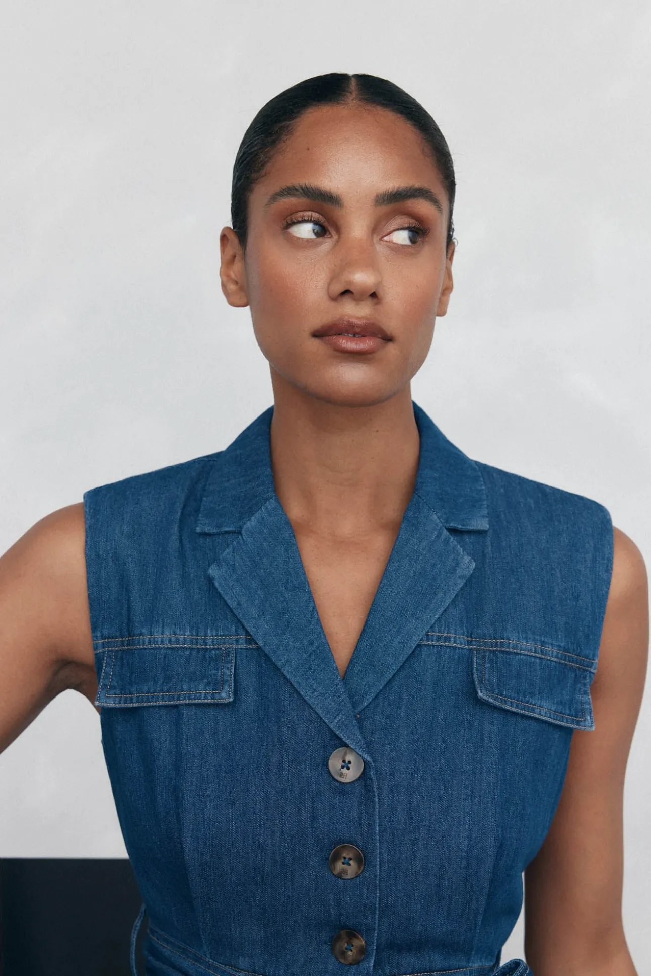 Mono pata recta detalle bolsillos