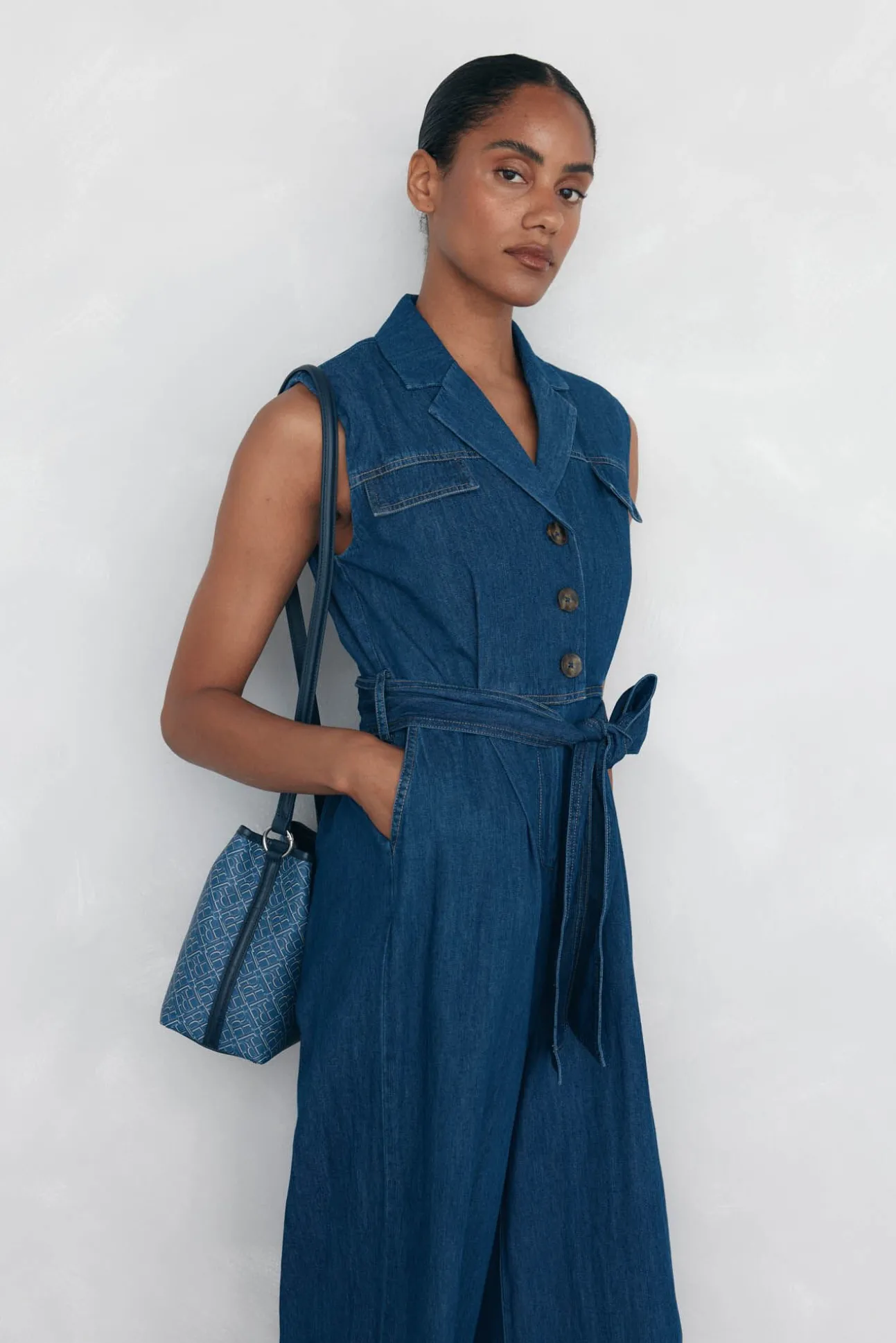 Mono pata recta detalle bolsillos