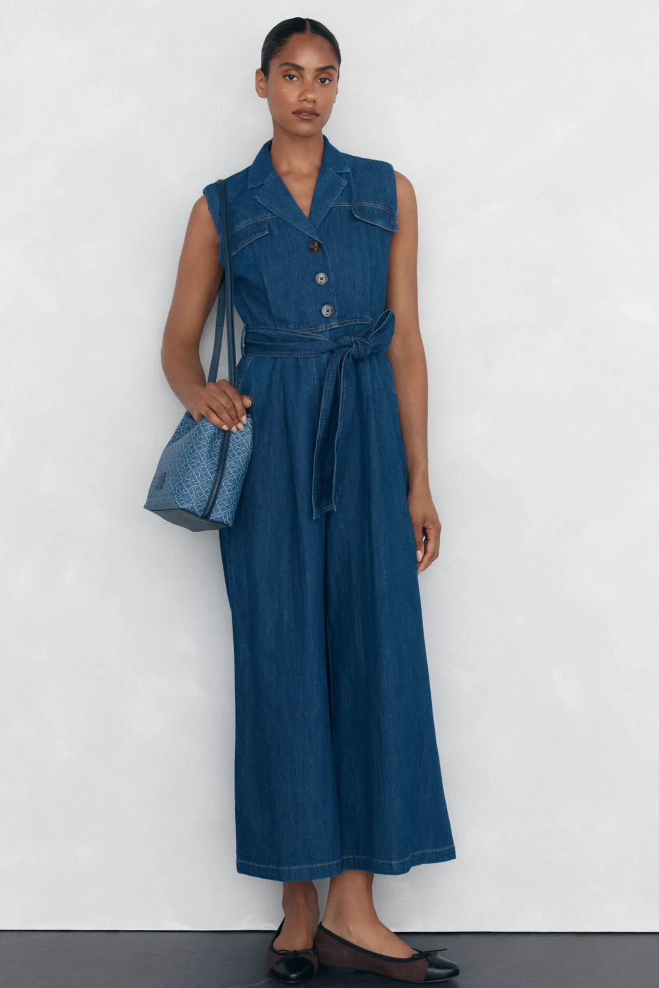 Mono pata recta detalle bolsillos