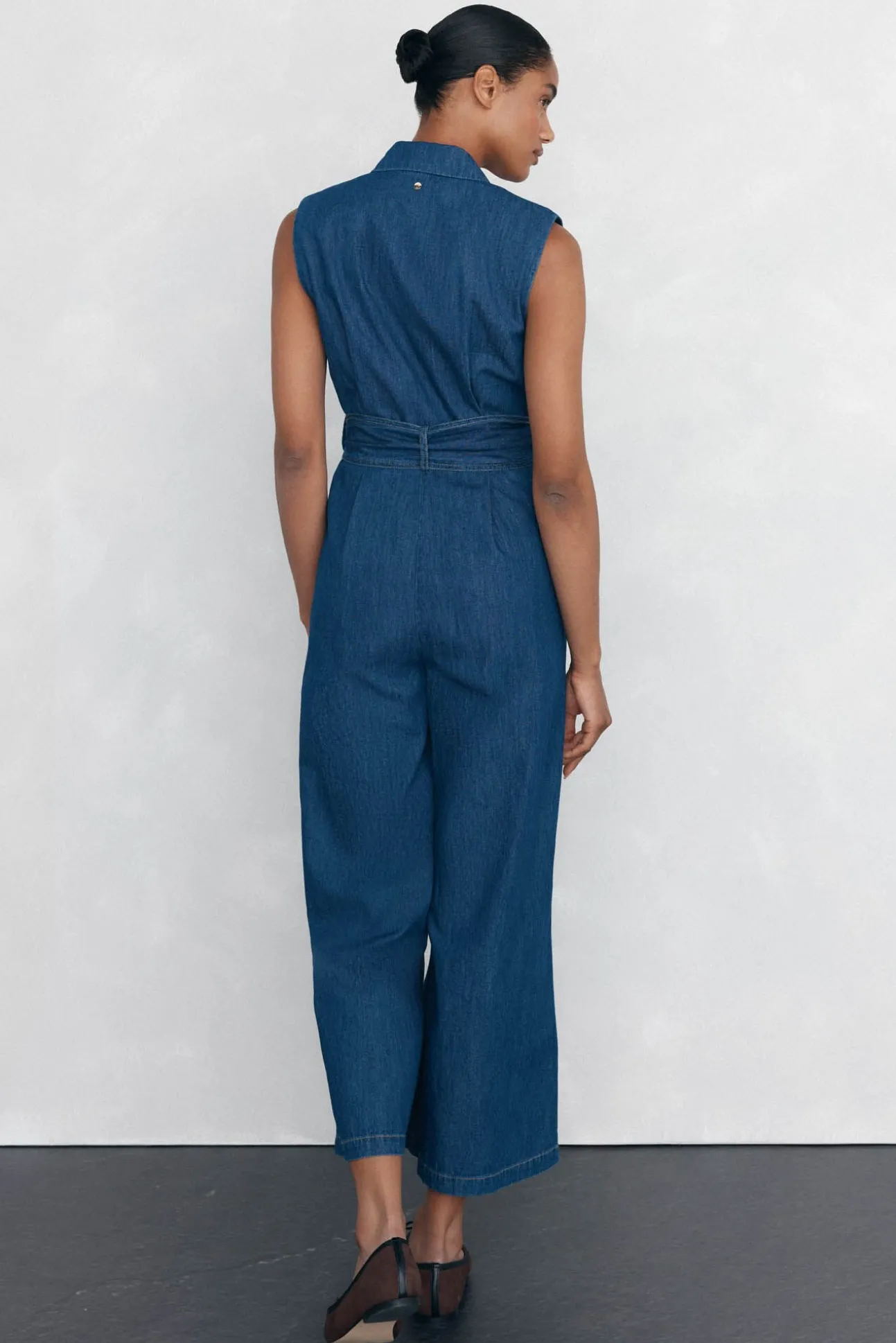 Mono pata recta detalle bolsillos