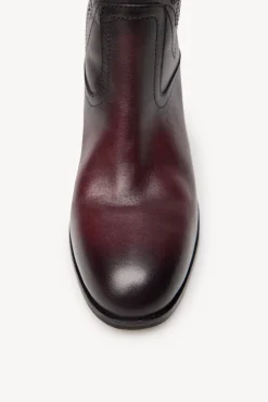 Nadia. Bota de piel con bordados de flores