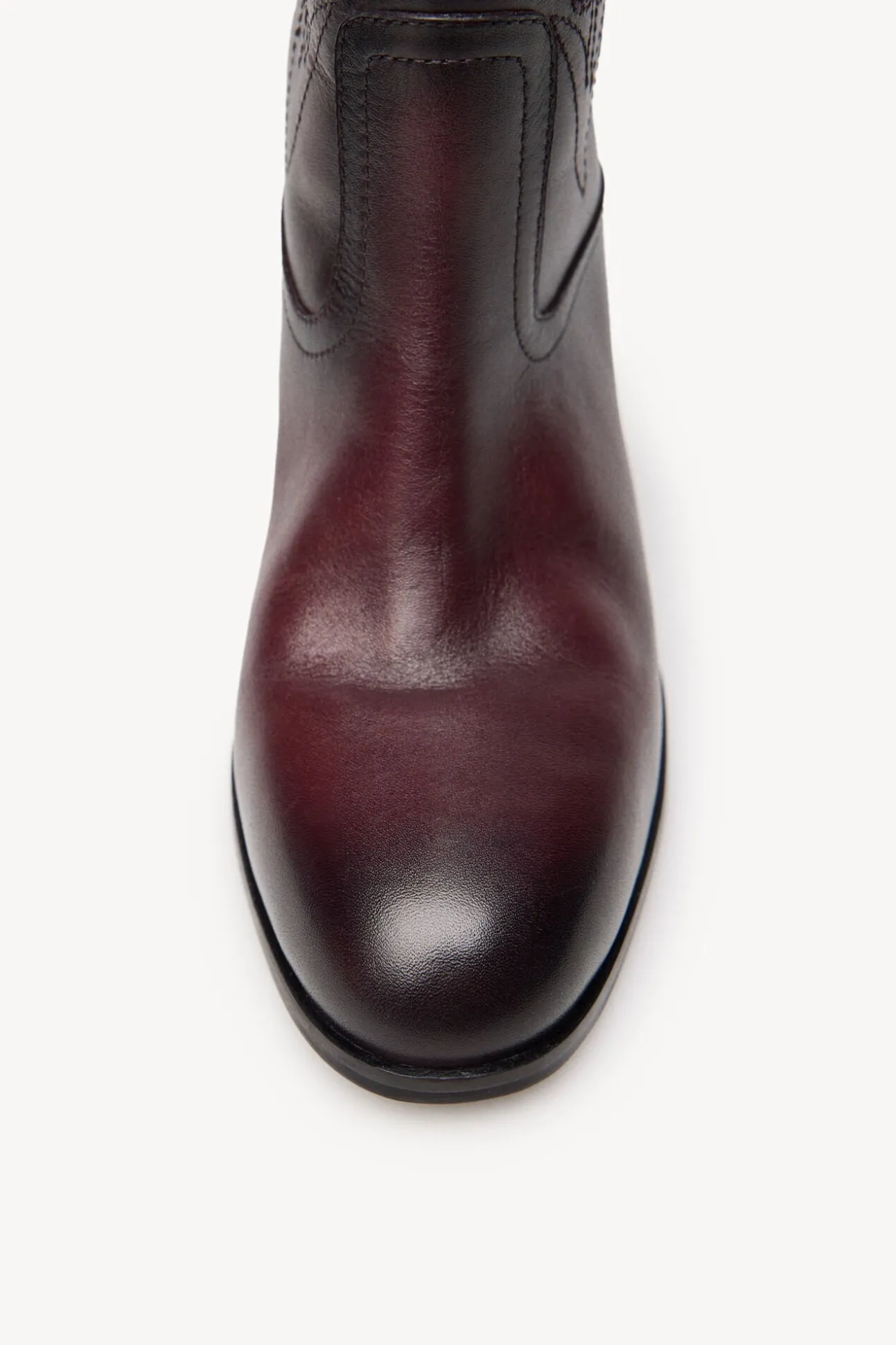 Nadia. Bota de piel con bordados de flores