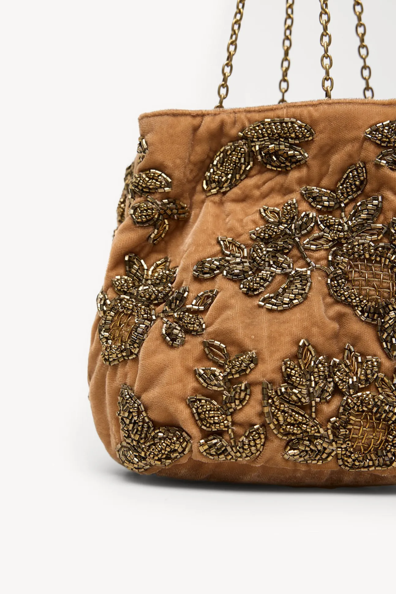 Nina. Bolso de terciopelo y abalorios