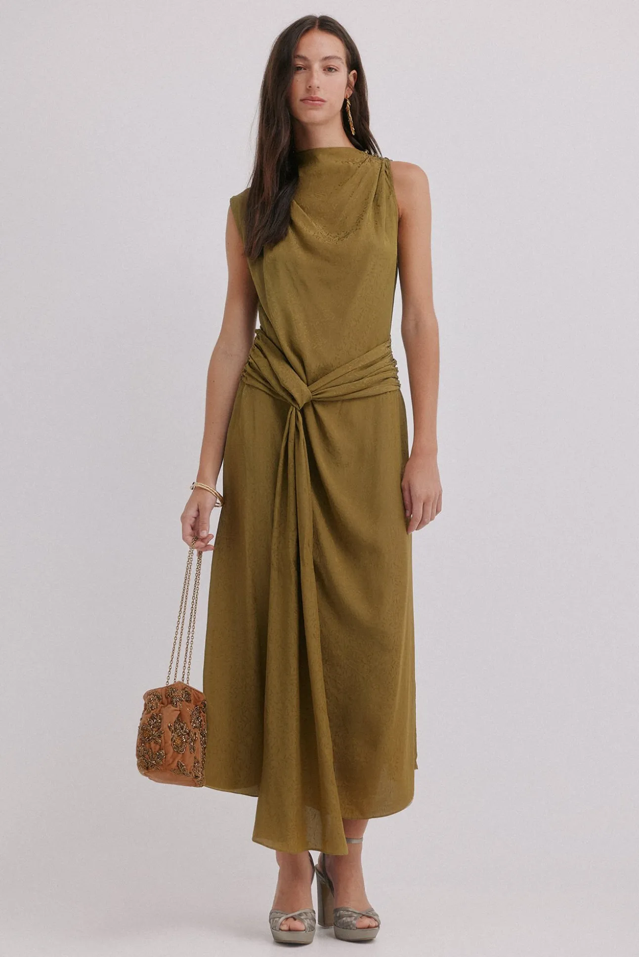 Nina. Bolso de terciopelo y abalorios