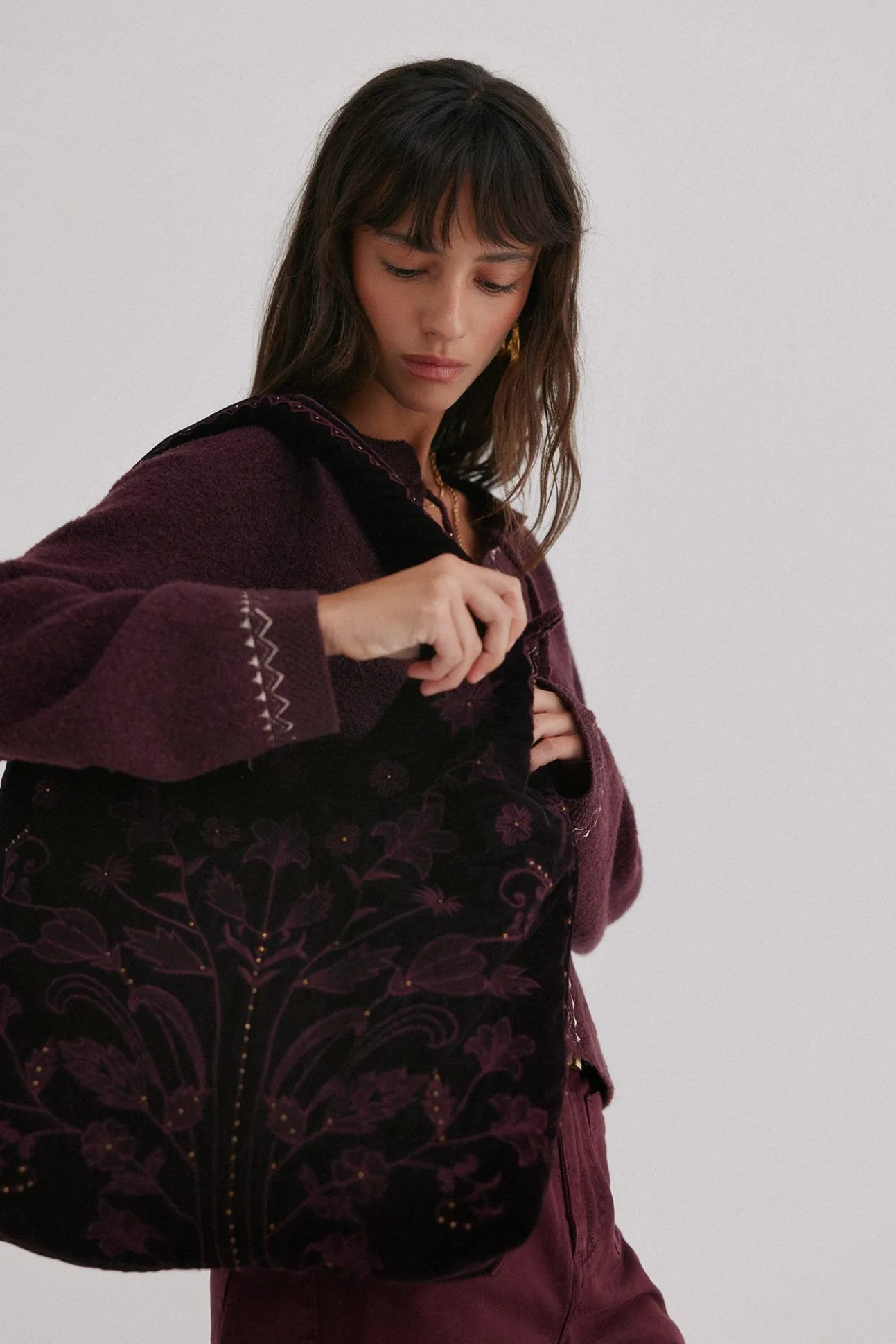 Nuria. Bolso hobo terciopelo bordado