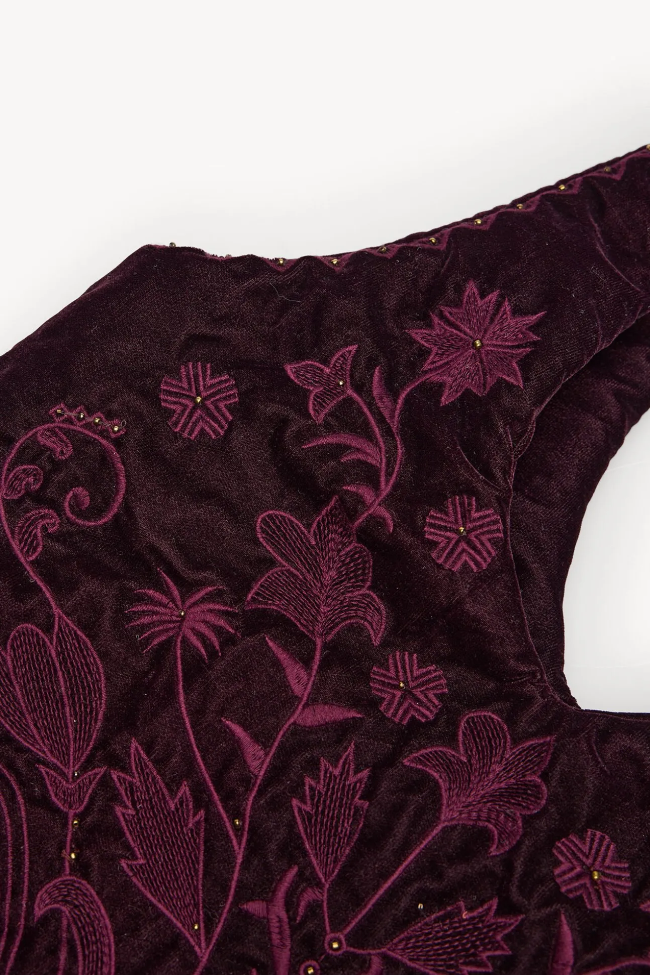 Nuria. Bolso hobo terciopelo bordado