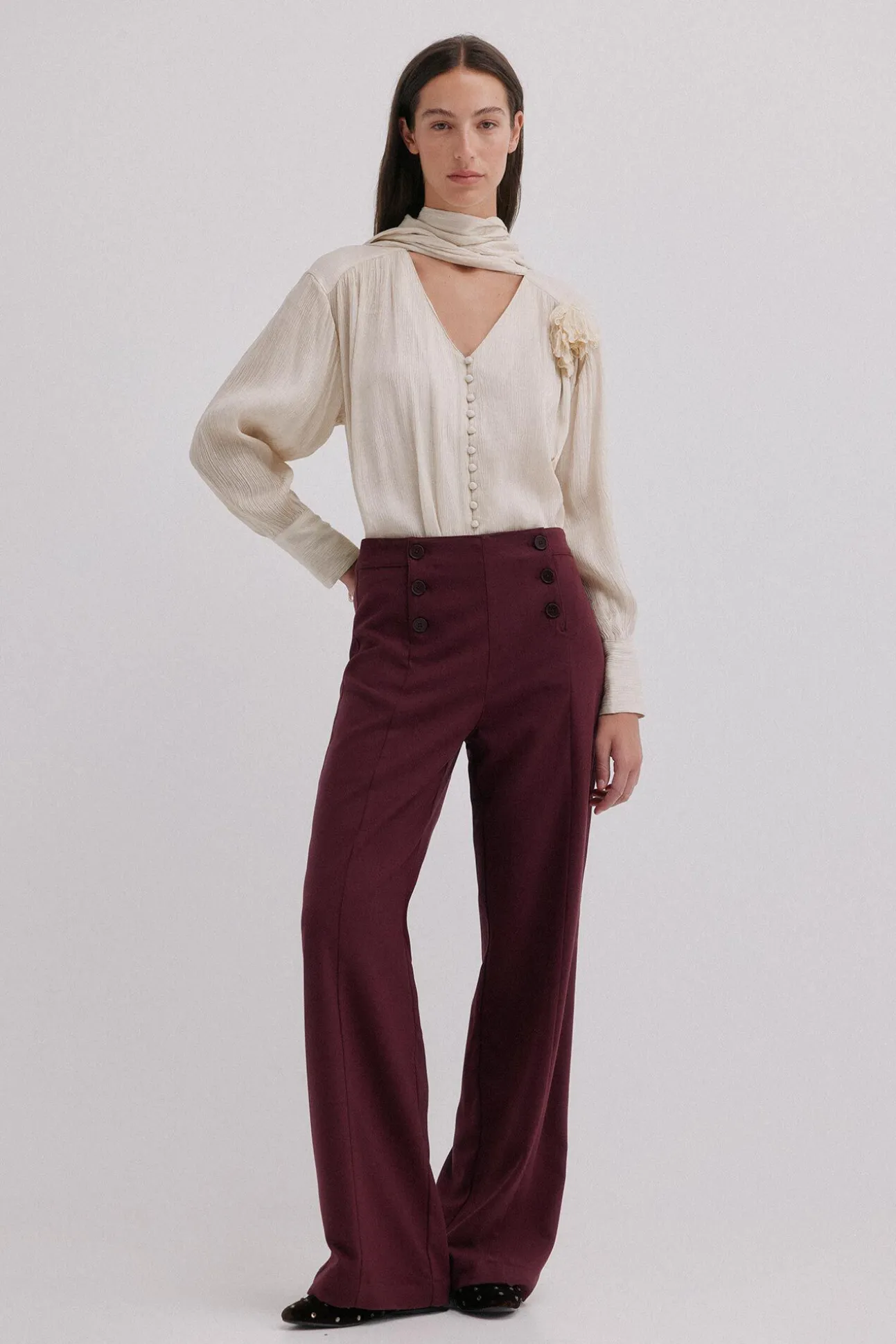 Pam. Pantalones con doble abotonadura