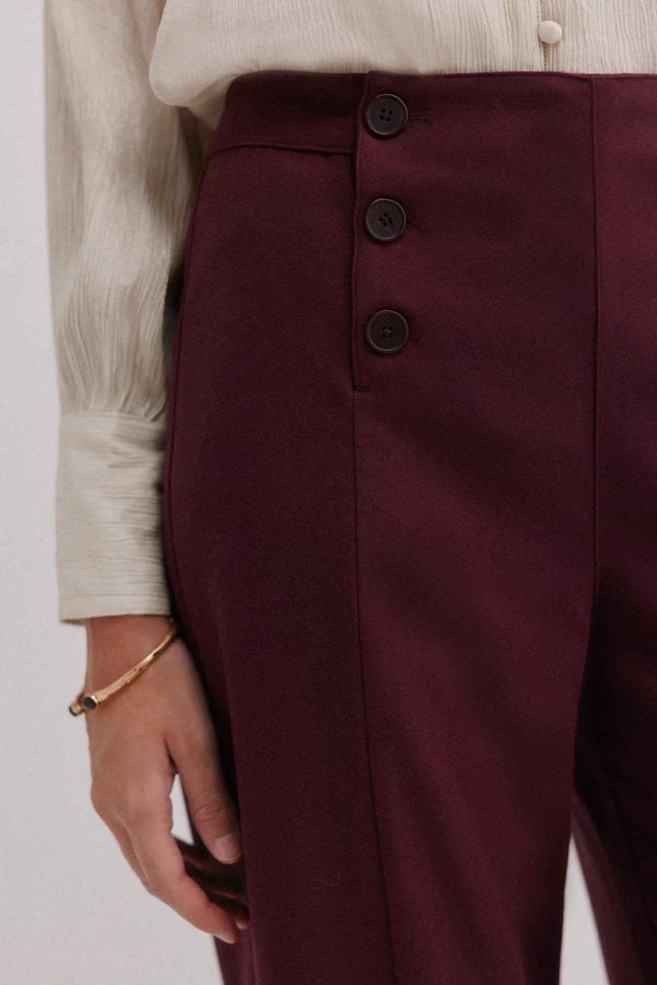 Pam. Pantalones con doble abotonadura