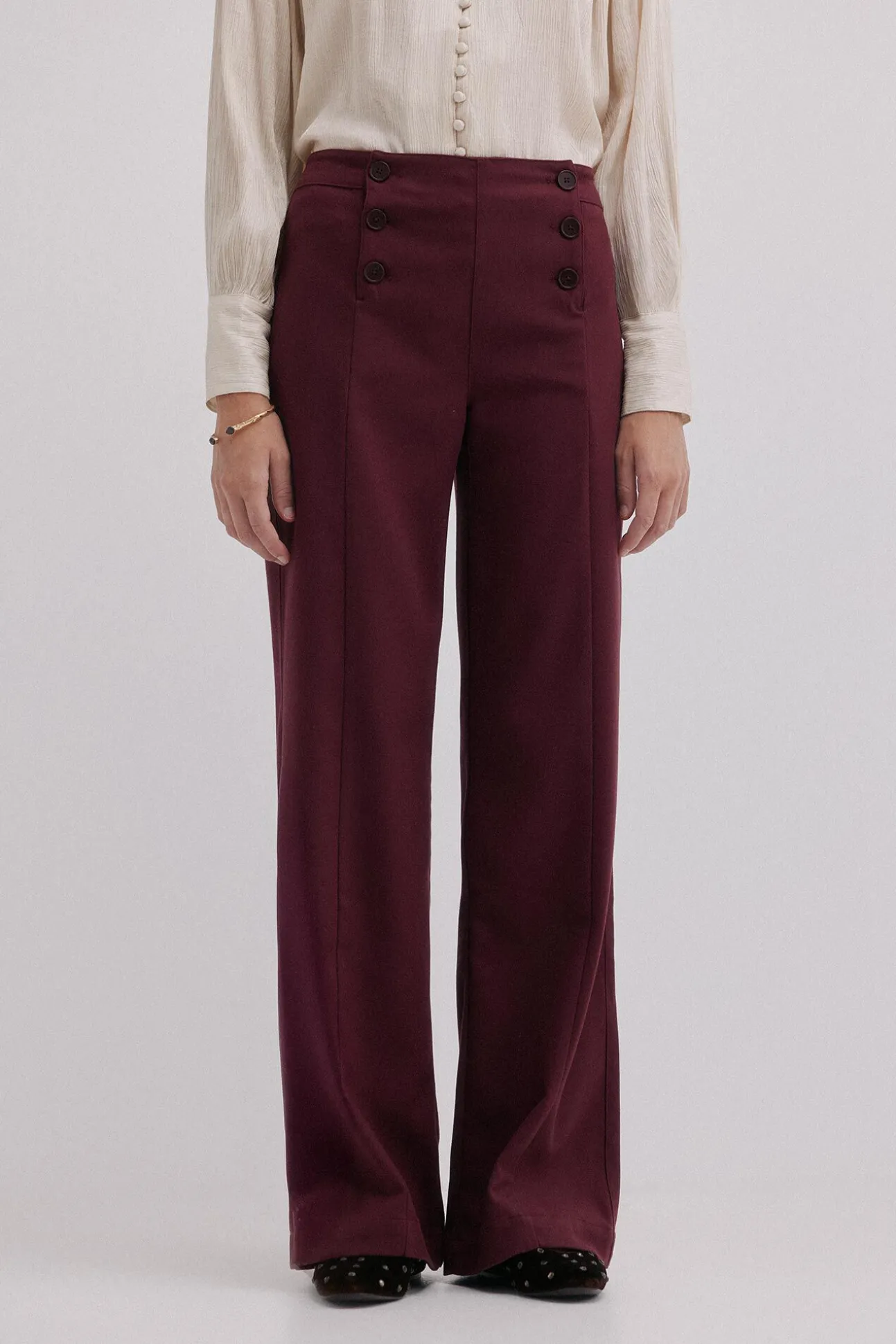 Pam. Pantalones con doble abotonadura