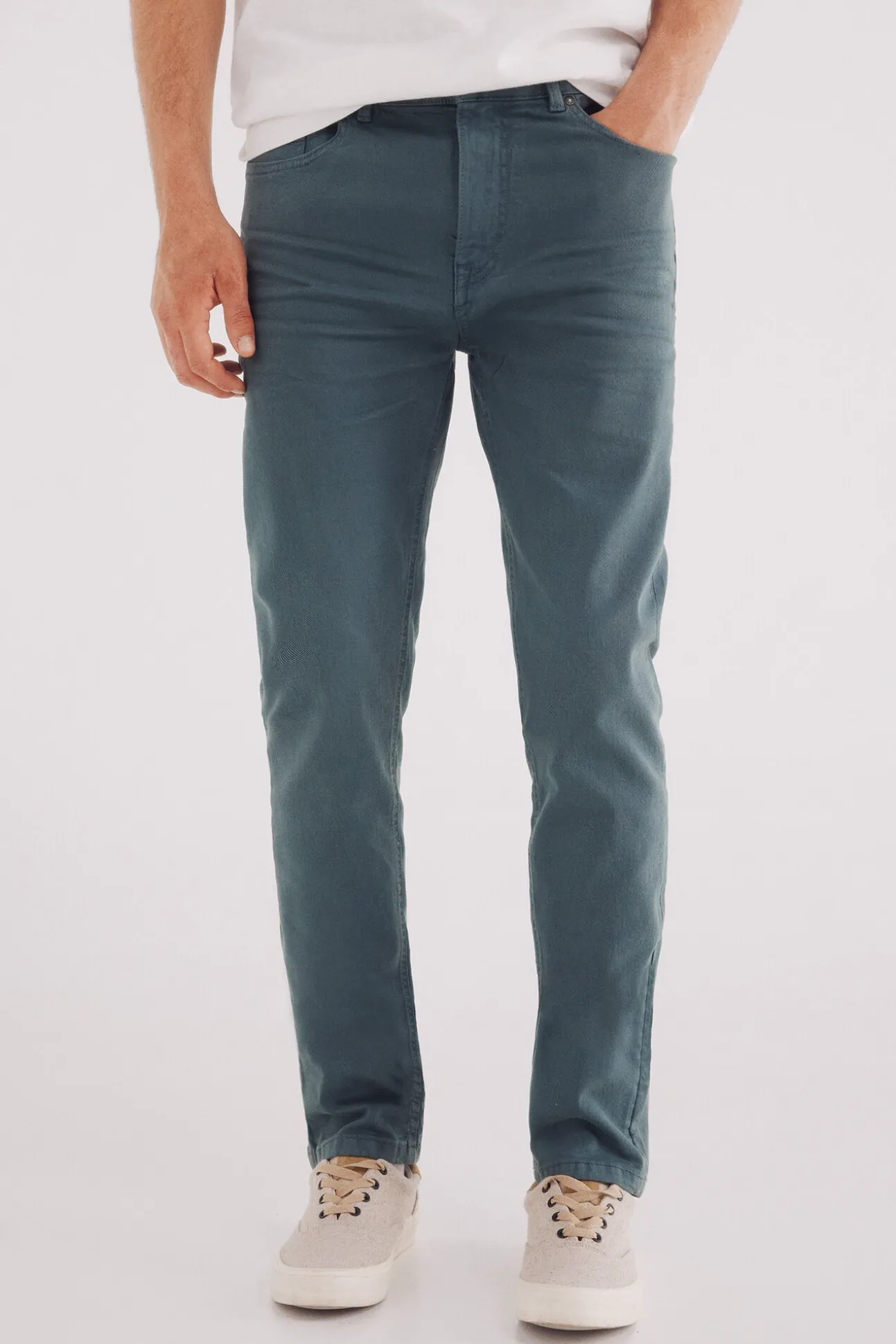 Pantalón 5 bolsillos color slim fit