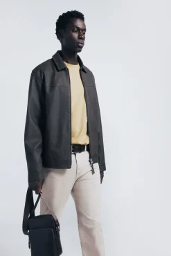 Pantalón 5 bolsillos color slim fit