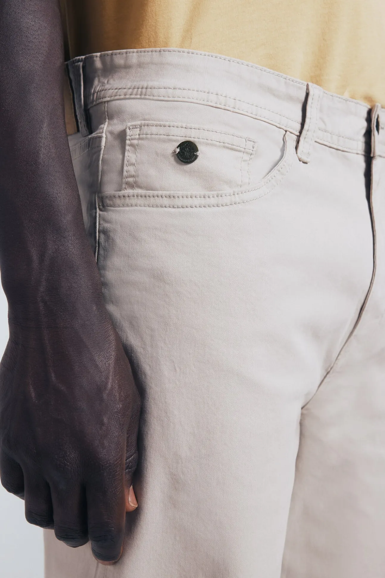 Pantalón 5 bolsillos color slim fit