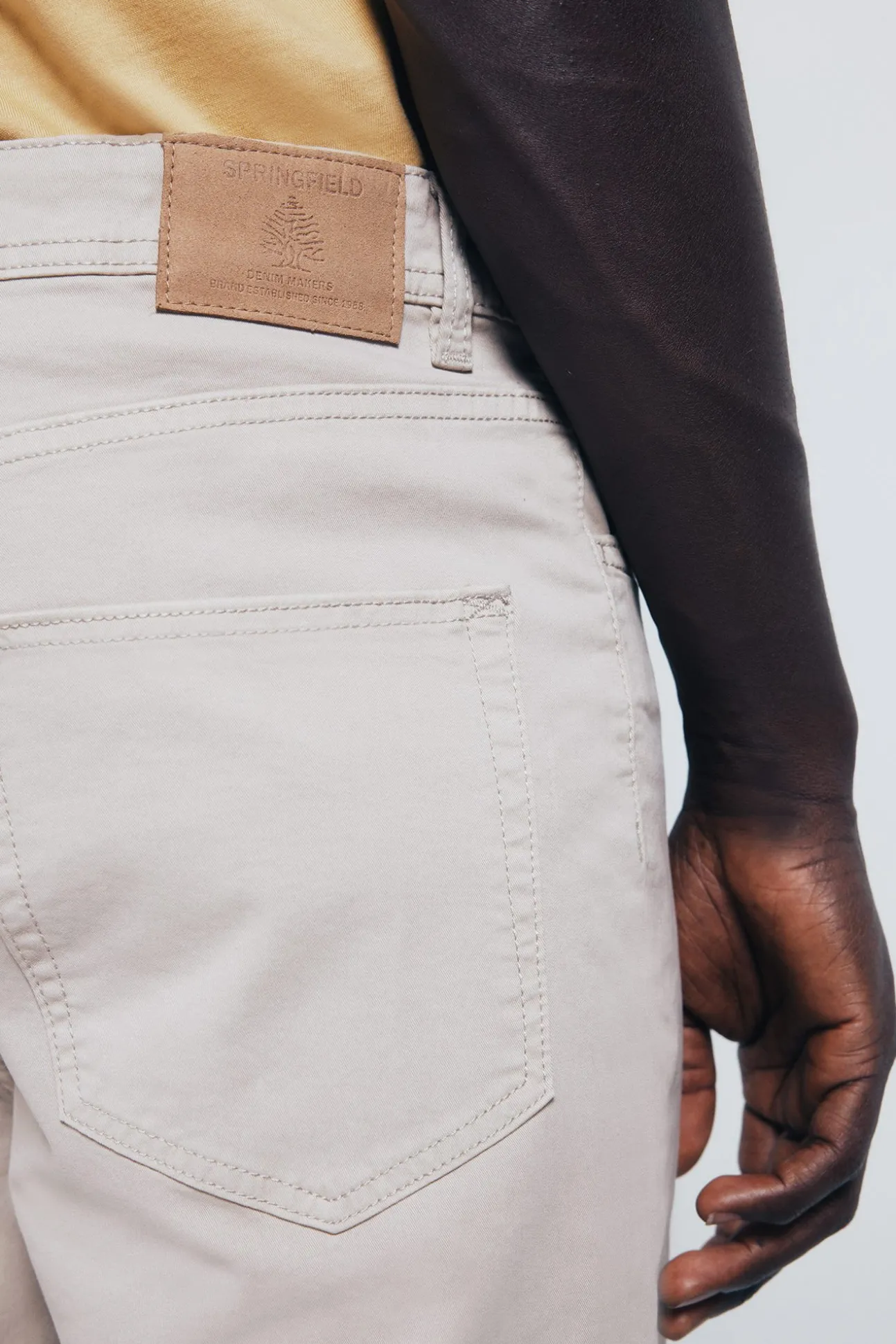 Pantalón 5 bolsillos color slim fit