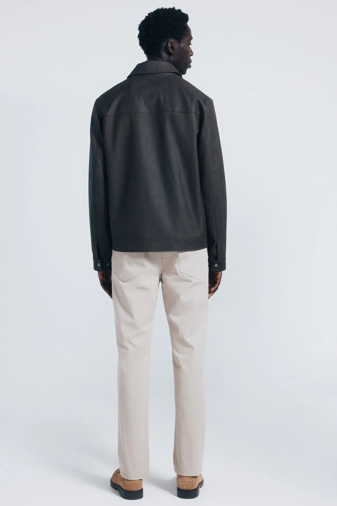 Pantalón 5 bolsillos color slim fit