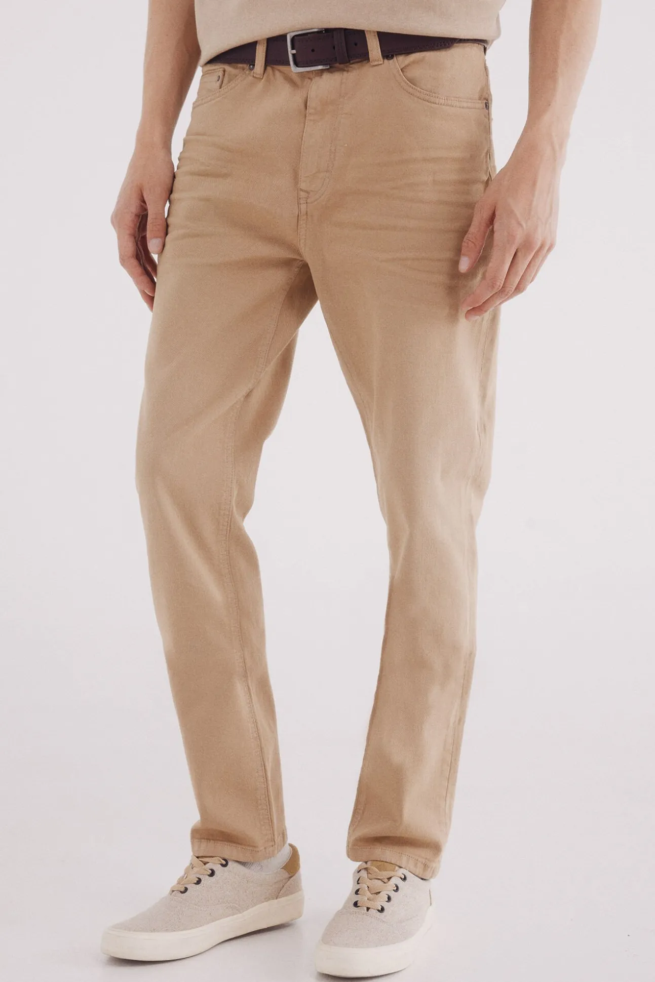 Pantalón 5 bolsillos color slim fit