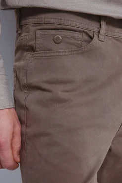 Pantalón 5 bolsillos color slim fit