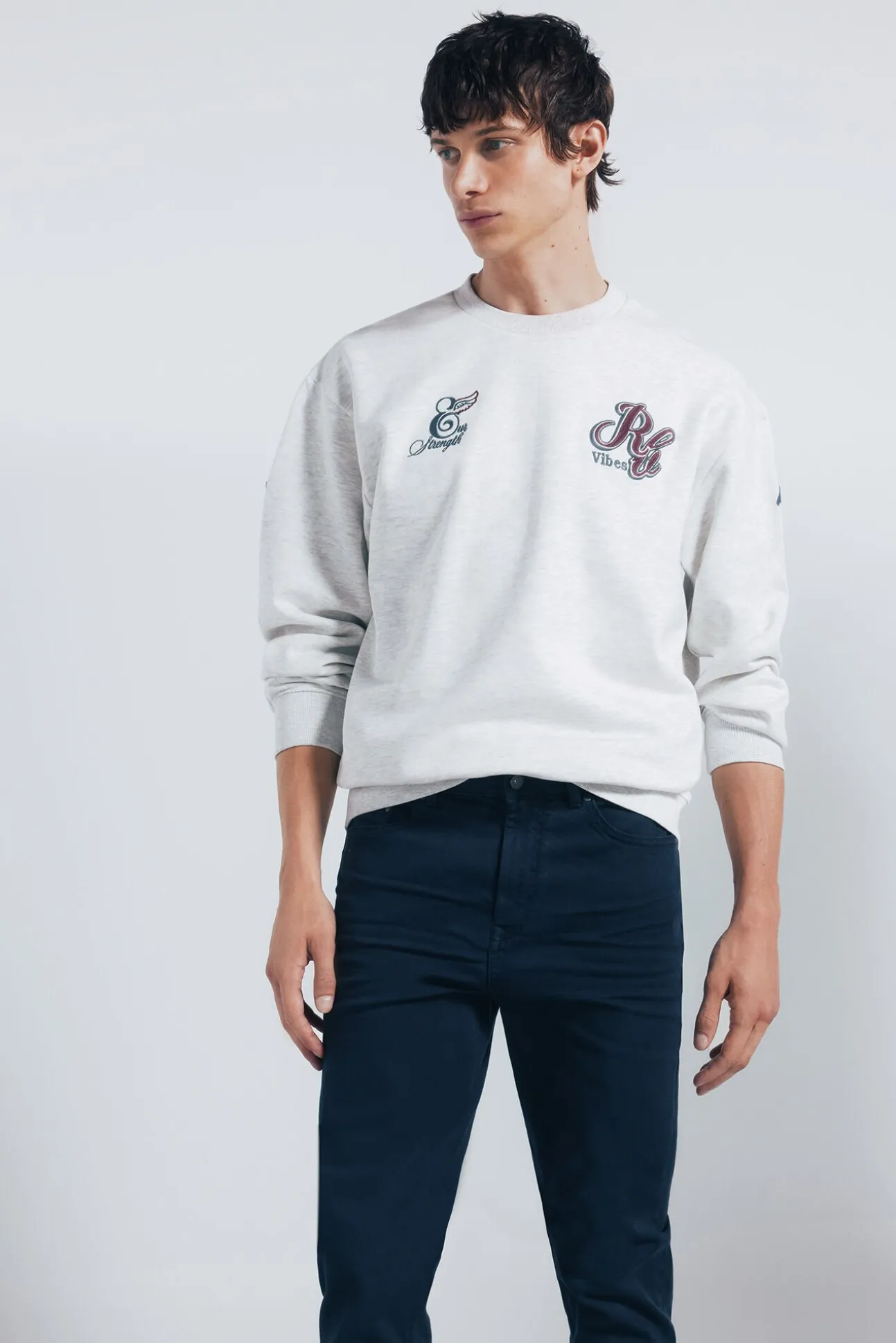 Pantalón 5 bolsillos color slim fit