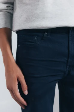 Pantalón 5 bolsillos color slim fit