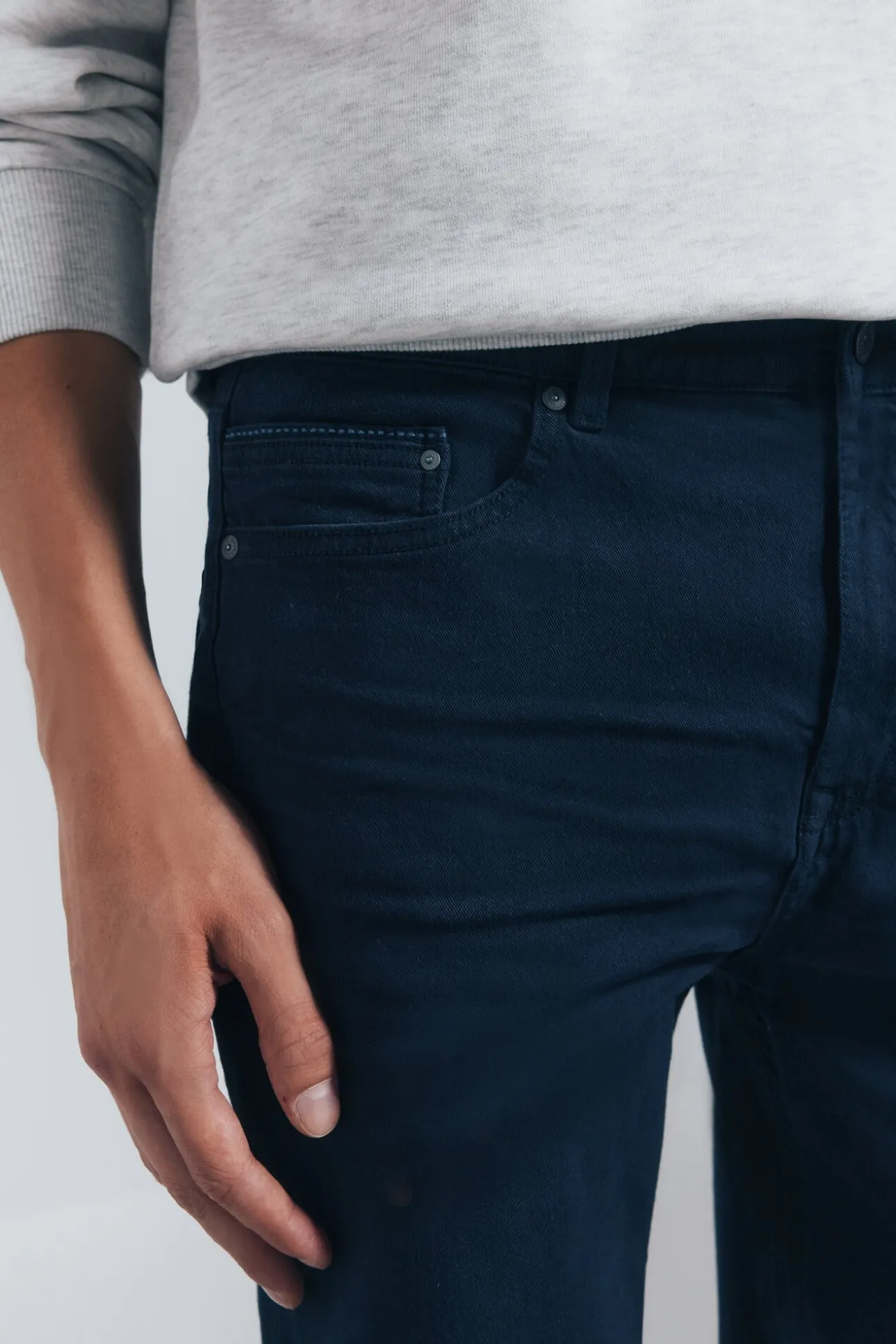 Pantalón 5 bolsillos color slim fit