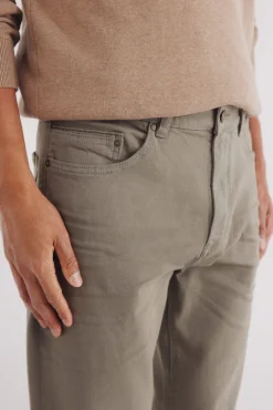 Pantalón 5 bolsillos color slim fit