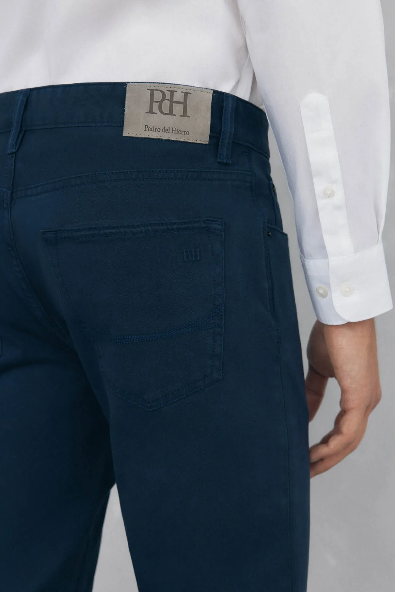 Pantalón 5 bolsillos color slim fit