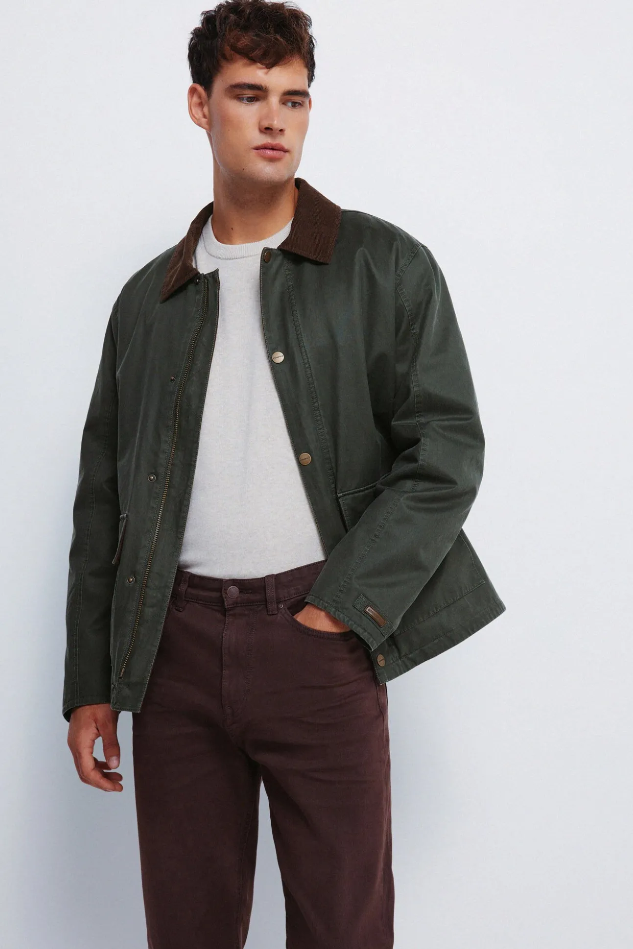 Pantalón 5 bolsillos color slim fit