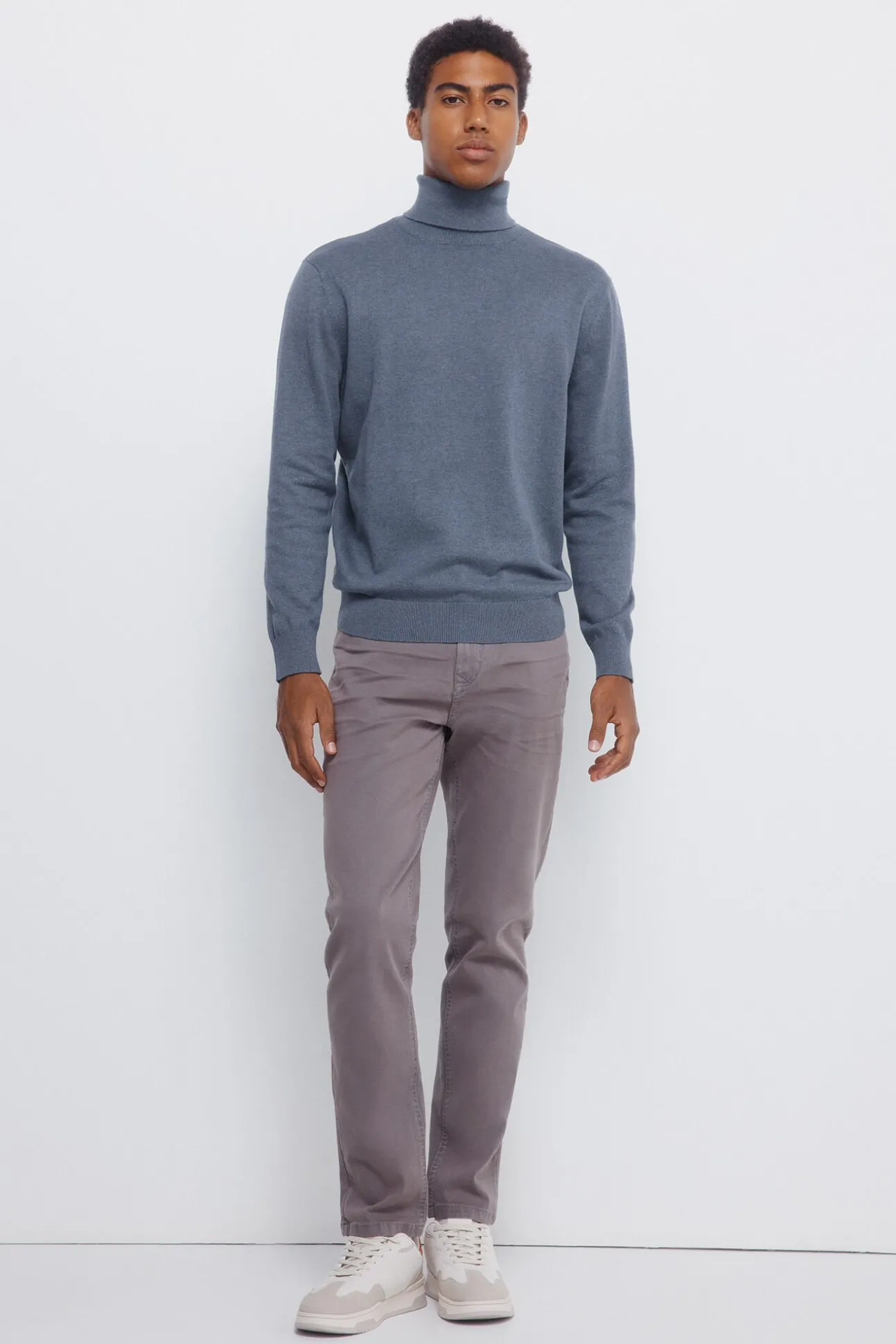 Pantalón 5 bolsillos color slim fit