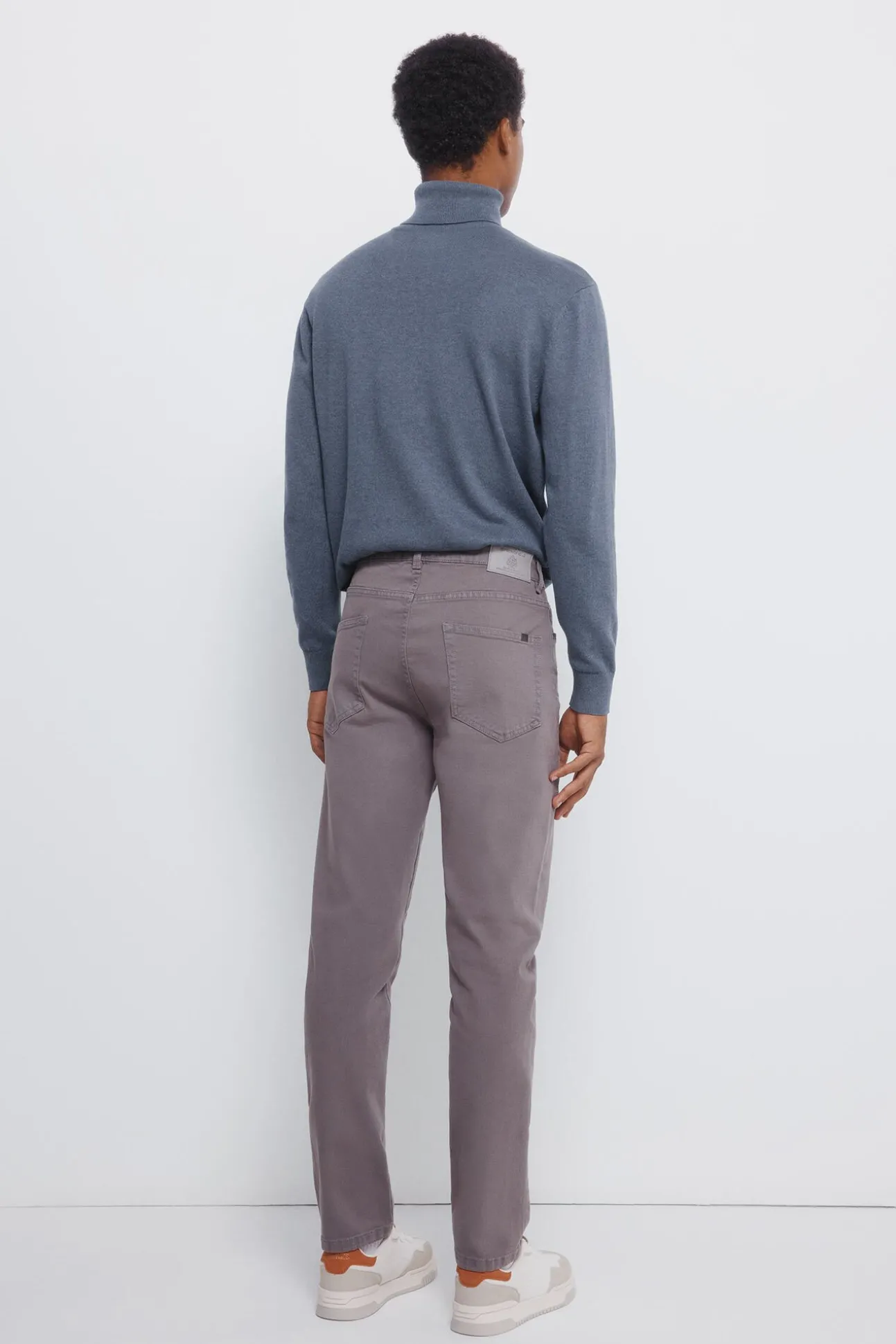 Pantalón 5 bolsillos color slim fit