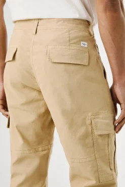 Pantalón cargo regular tejido ligero.