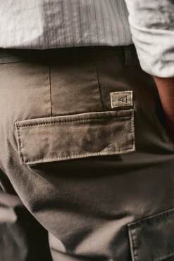 Pantalón cargo slim fit