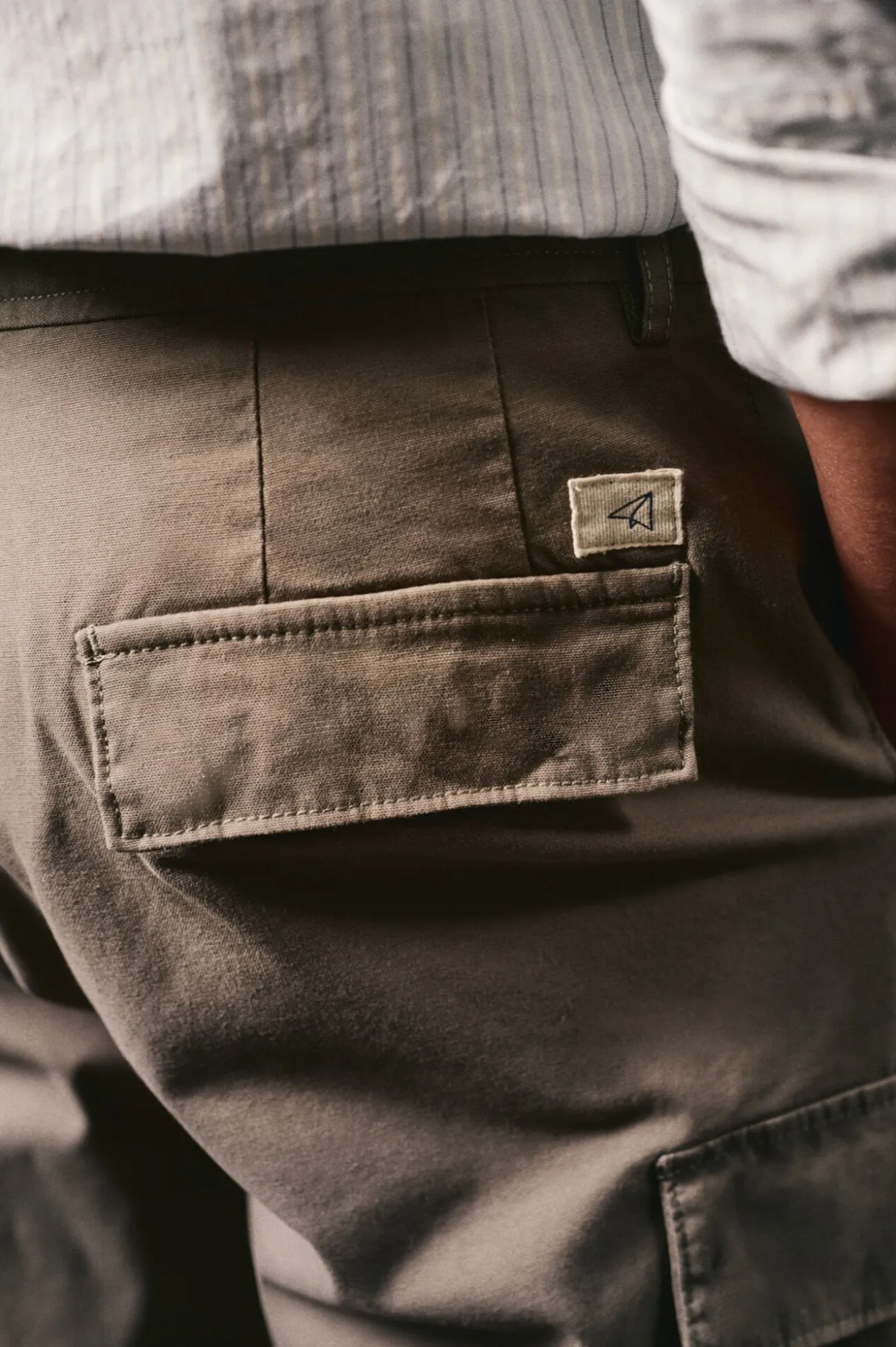 Pantalón cargo slim fit