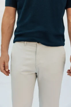 Pantalón chino ligero regular fit
