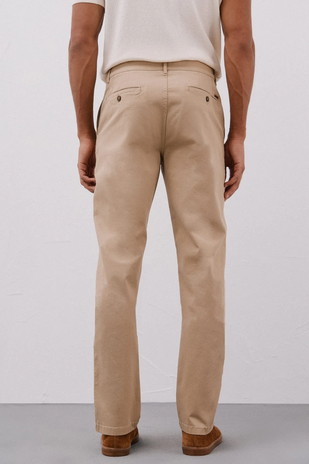 Pantalón chino ligero regular fit